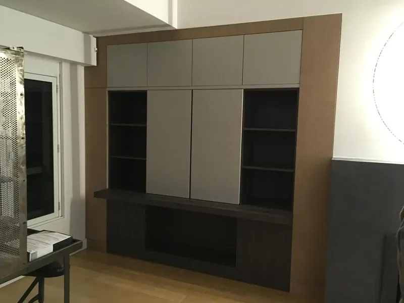 bibliotheque-avec-rangements-fermes.jpg